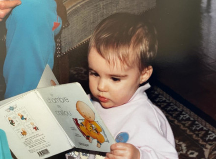 Sophie bébé lisant